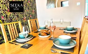 Cosy 2-Bedroom House, Walking Distance Cbs, Ideal For Contractors-Business Stays